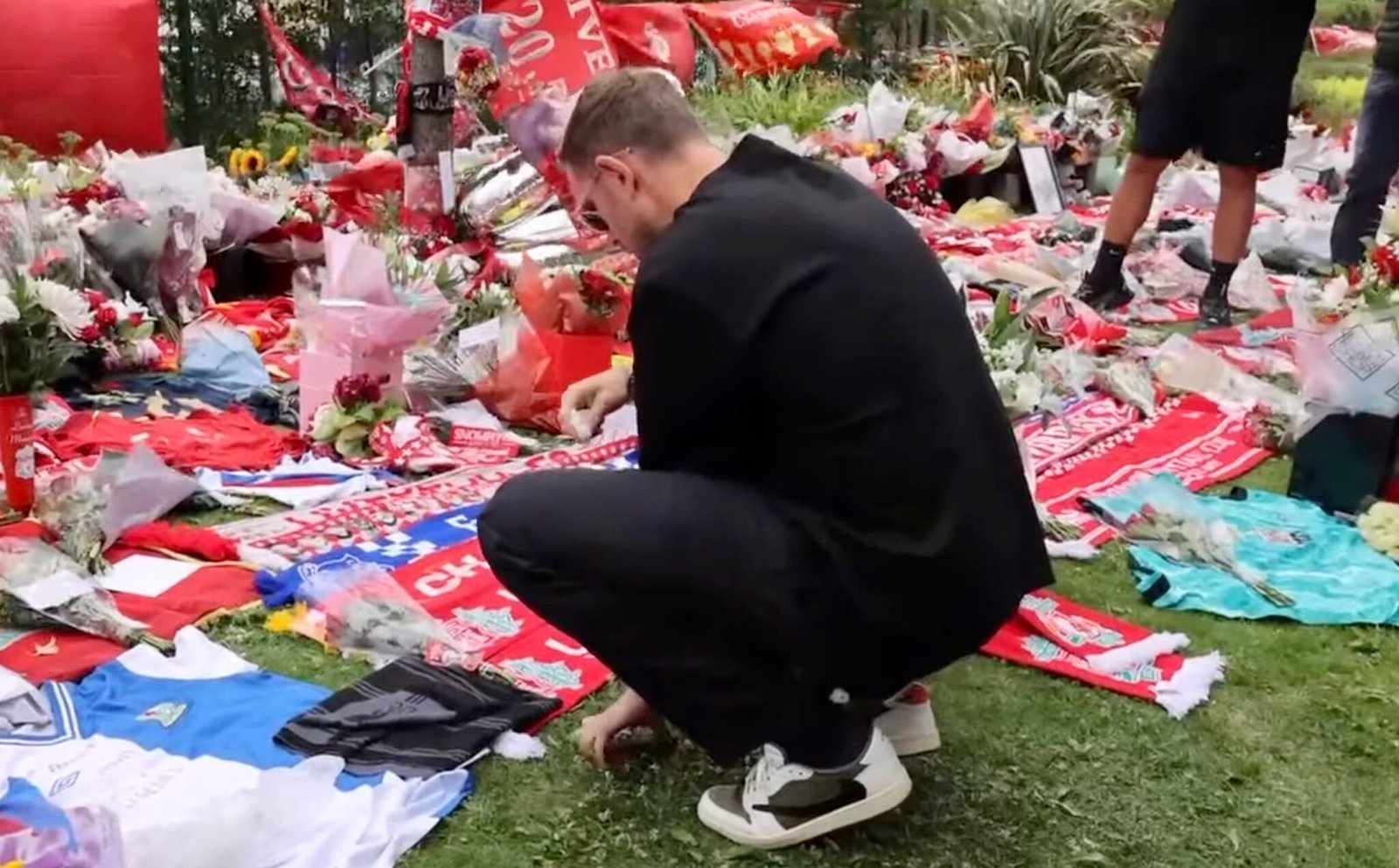 Jordan Henderson in tears as he pays tribute to Diogo Jota