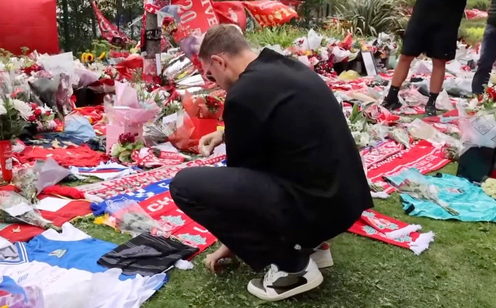 Jordan Henderson in tears as he pays tribute to Diogo Jota