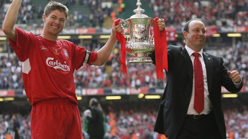 Steven Gerrard and Gerard Houllier lift the FA Cup trophy in 2006.